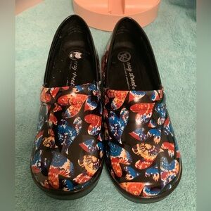 Easy street Clogs
Size 5 1/2
EUC